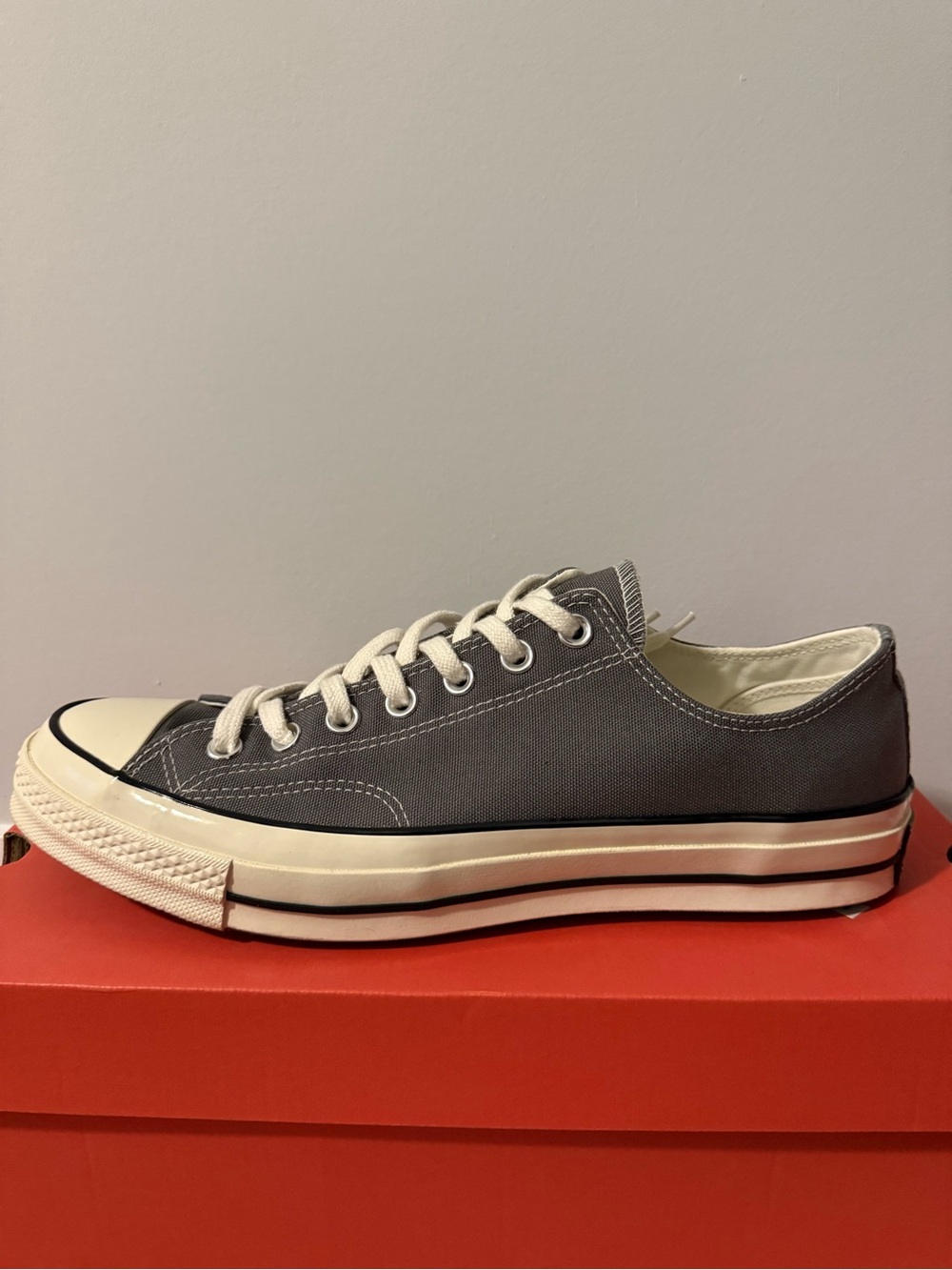 Chuck Taylor Converse Low-Top in Gray